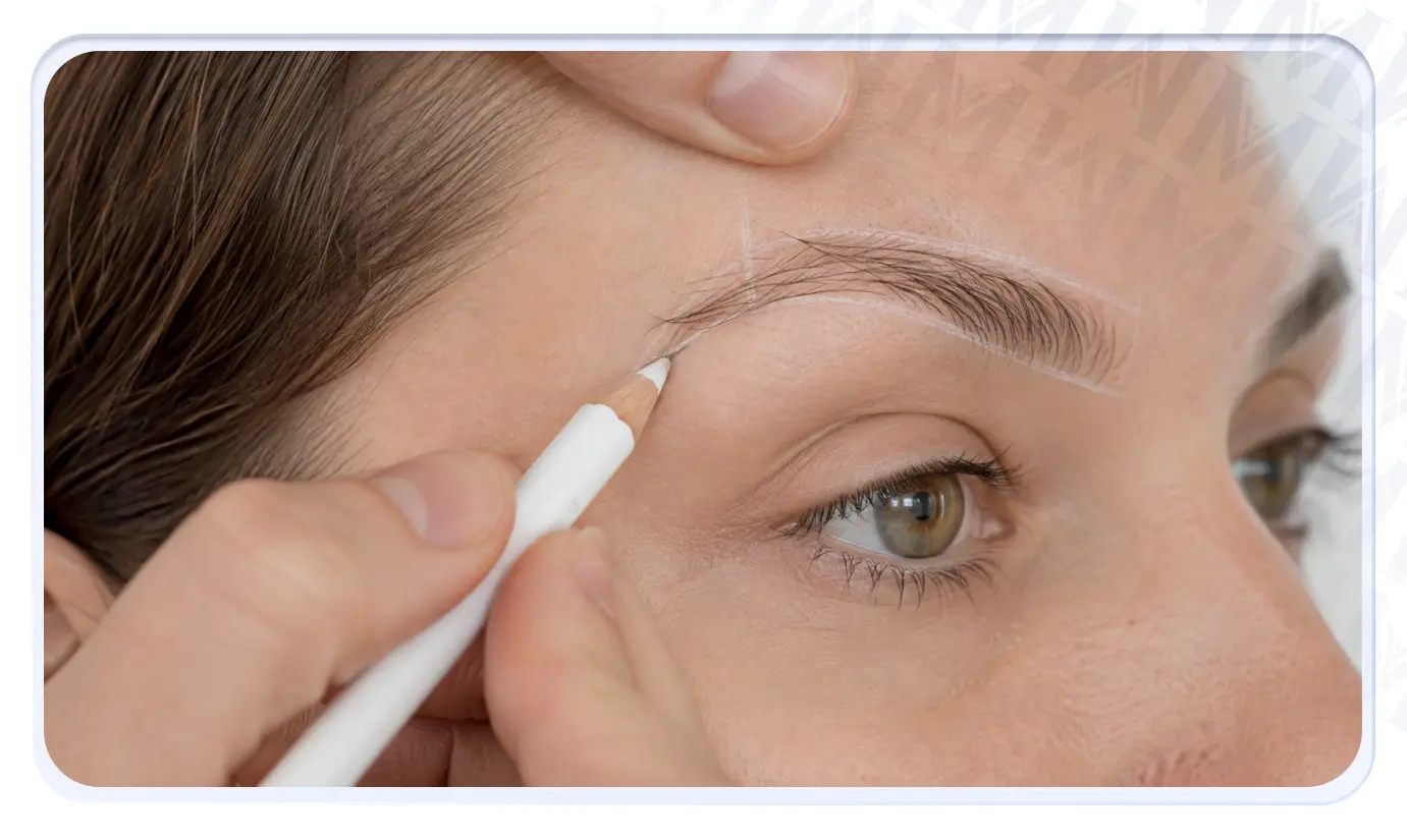 Cirujano diseñando las cejas antes de un procedimiento de trasplante de cejas Turquía.
